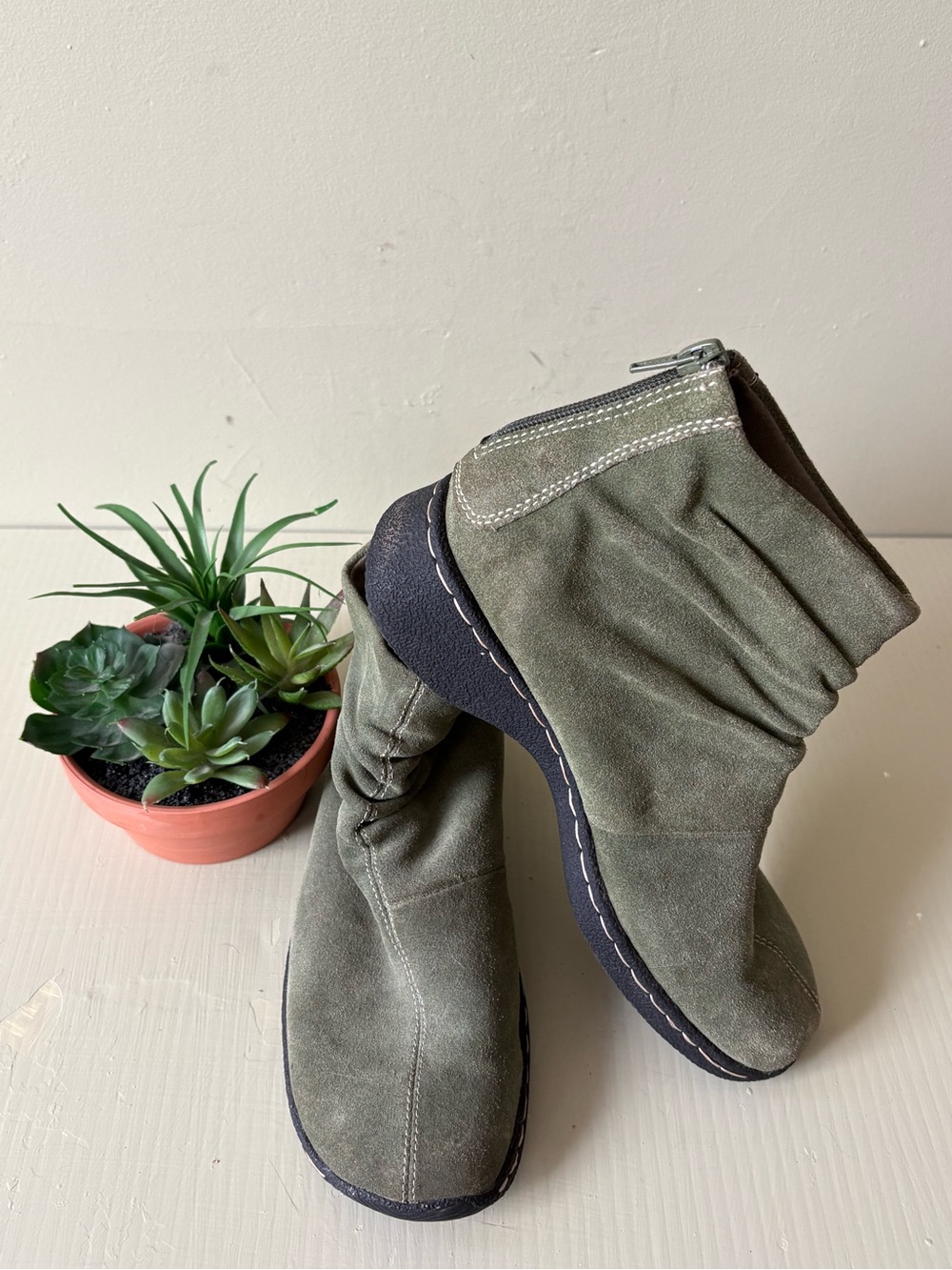 Bare Traps Womens Olive Green Suede Zip Ankle Boots Sz 6.5